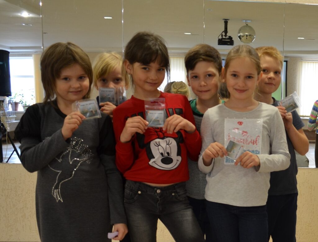 Волонтеры МБУ «Молодежный центр» проводят занятия для детей. Фото: МБУ «Молодежный центр».