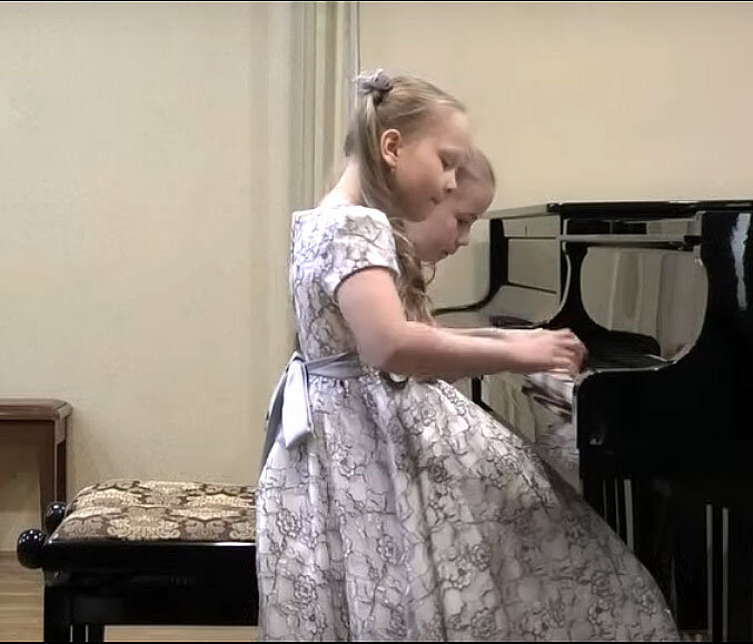 Две принцессы у рояля