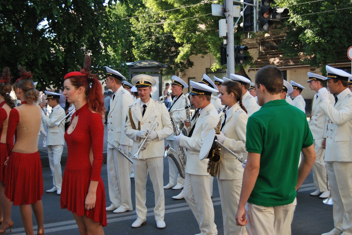 только оркестра на улице не хватало. Фото из архива