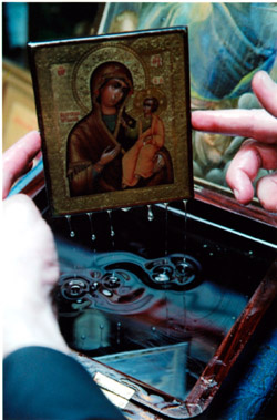 После того, как мы посмотрели «вступительный» фильм, Валентина провела нас в соседнюю комнату, бывшую спальню, до потолка заставленную иконами. Их было очень много: бумажные, металлические, деревянные; старые и новые. Мироточили все иконы. Разные образы пахли по-разному. Например, иконы блаженной Матроны пахли лилиями не зависимо от того, где стояли и из чего были сделаны. Под всеми иконами лежали аккуратные тряпочки-полотенца и вата, чтобы миро не капало на пол (вату эту Валентина раздавала всем, кто приходил).
