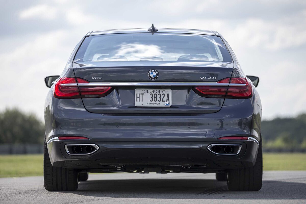 BMW 7 спереди