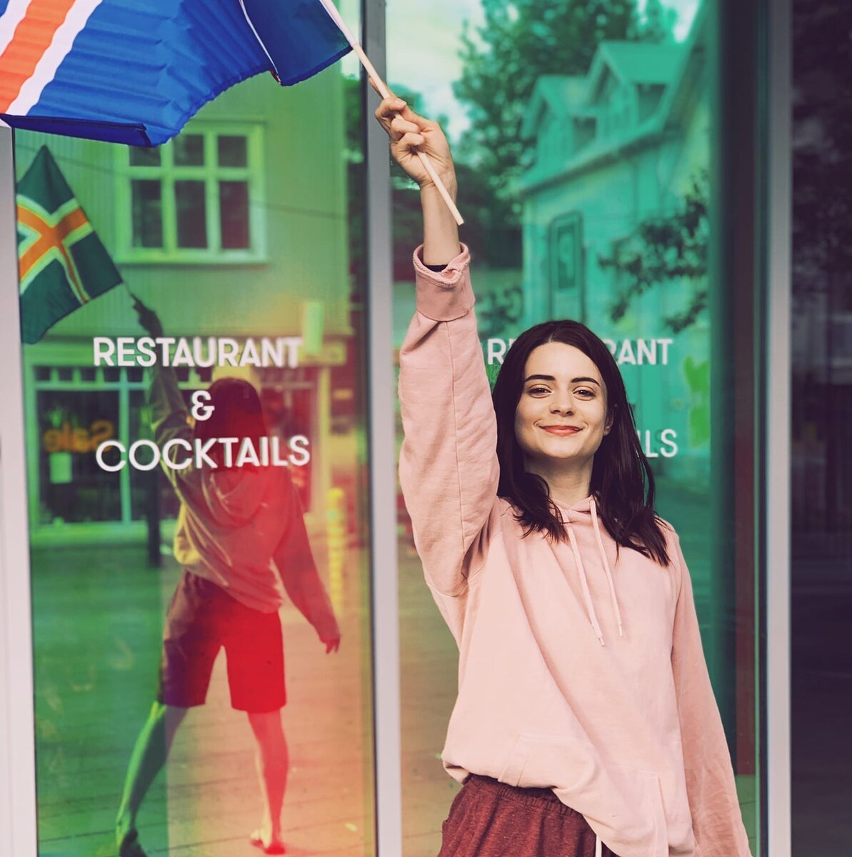 Гордо держу исландский флаг во время Þjóðhátíðardagurinn - ежегодного национального праздника 