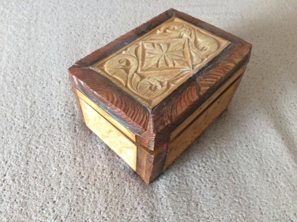 шкатулка резная, изготовлена в 70 годах прошлого века. Размеры: дл.-17см. ш-13см. в-11см. Кто заинтересовался в обмене пишите мне на почту: rtcherdakov@mail.ru