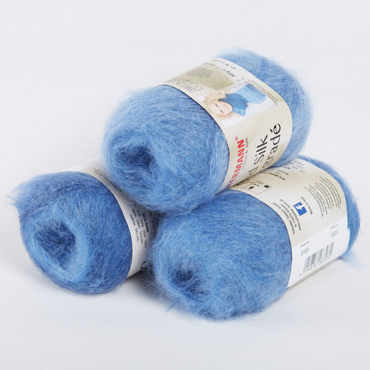 Доброе утро! Давно хотела написать свои наблюдения и мысли про мохер на шелке. Как раз добавилось, что сказать про аустермановский;) сейчас вяжу из него.
В те далекие времена, практически незапамятные, когда на российском рынке появился первый мохер на шелке, а была это Kid Seta от Grignasco, вопросов, какой мохер покупать, не возникало - конечно, мохер на шелке! Потом появилась #seam_kidsetasuper, потом #rowan_kidsilkhaze , потом #lanagrossa_silkhair и так далее. Теперь все они суперкиды, все на шелке, практически все на шелке Hasegawa:) "Какой мохер самый лучший?" - один из самых частых вопросов в нашем магазине. Я бы так не формулировала. Всегда нужно знать, лучший в чем именно?
Мои заметки:
1) Lana Grossa Silkhair: самая широкая палитра и он самый недорогой из регулярных брендовых мохеров на шелке на сегодняшний день
2) Seam Kid Seta Super - долгожитель на рынке. Поставки были разные, с разной пушистостью и шелковистостью. На наш взгляд, самая лучшая была первая партия и нынешняя, между ними попадались даже колючеватые. Хотя это не миновало в свое время и Silkhair (первая поставка вообще была пережженная слегка). Замечено, что самый мягкий итальянский мохер на шелке - тот, что произведен зимой и приезжает к нам по весне. Почему - не знаю;)
3) Rowan KidSilk Haze - самый "волосатый" мохер на шелке. Именно волосатый, а не пушистый, потому что ворс длинный, стабильный. После стирки его не спутать ни с одним другим;)
4) Seam Cape Town - самый мягкий мохер на шелке. Поскольку он производится в Южной Африке, родине на сегодняшний день практически всего сырья мохера, там выбирают, видимо, самое лучшее сырье. Шелк в основе ровный и блестящий. Также он самый экономичный - при практически несущественной потере в толщине нити - он 275 метров в мотке. На плечевом изделии 46го размера вы "экономите" целый моток.
5) и Austermann Kid Silk, тот, что побудил меня это написать:)
Его особенность - он самый ровный из всех вышеперечисленных и тех, что я вязала. Идеальные ажуры, идеальная гладь, как вроде вы уже блокировали полотно, а вы на самом деле только вяжете;))
Ворс больше похож на ровановский. Постираю - про ворс напишу еще;)
__________________
Лайк, если интересно:)