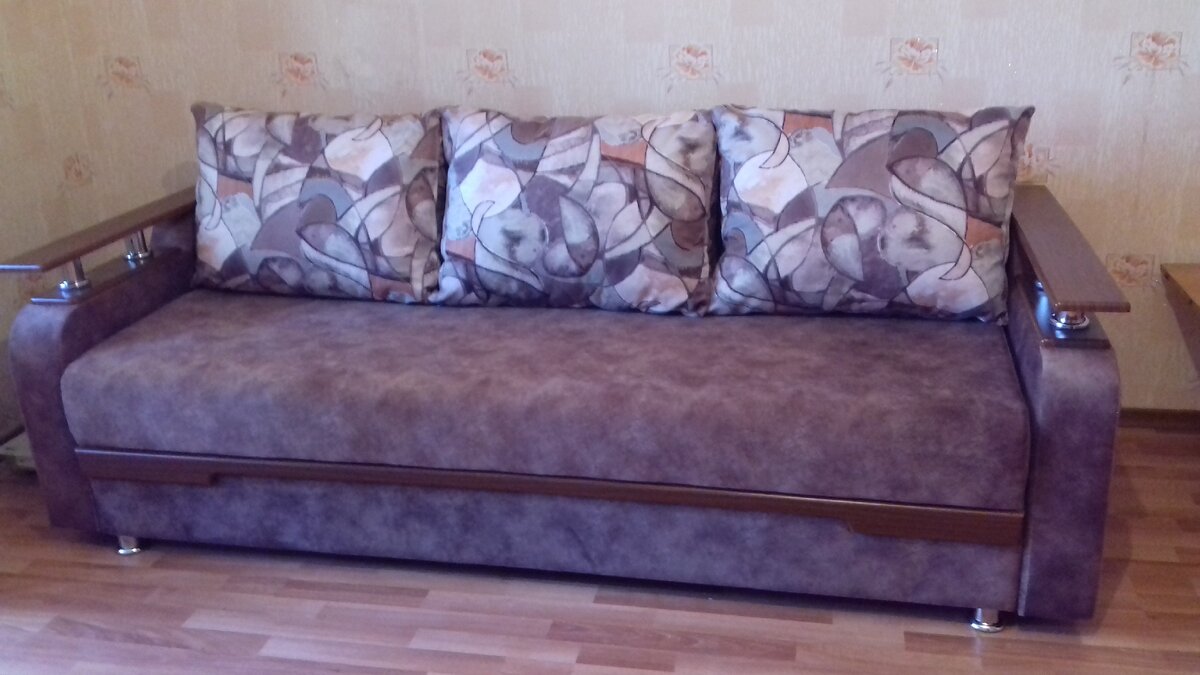 На фото цвет очень искажен. На самом деле диван приятного кофейного цвета)