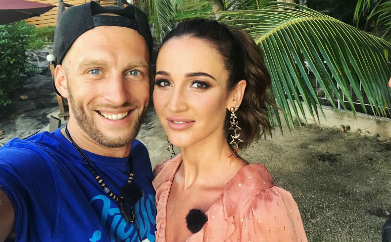 Артем Сорока никогда не скрывал, что пришел на Дом 2 вовсе не в поисках любви. Невероятно амбициозный и хитрый белорусский парень очень хотел заявить о себе как о талантливом музыканте, что ему в итоге сделать и удалось, но только после того, как он буквально позволил оргам сделать из себя маньяка и психопата. Бесчисленное количество шоу было снято о том, какой Сорока жестокий, как он унижал и избивал своих девушек не только в рамках проекта, но и за периметром, что совсем не мешало ему снимать клипы за счет ТНТ, которые впоследствии «крутились» на музыкальных каналах