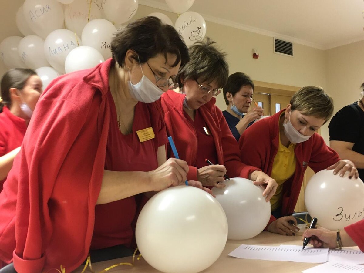 Сотрудники хосписа подписывают шары, которые потом отпустят в небо