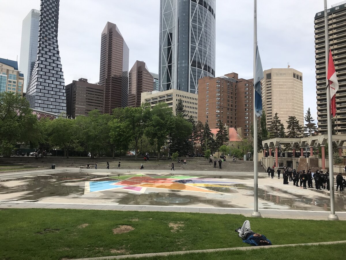 Полощадку на зиму заливают водой, и получают круглосуточный каток на 4 месяца