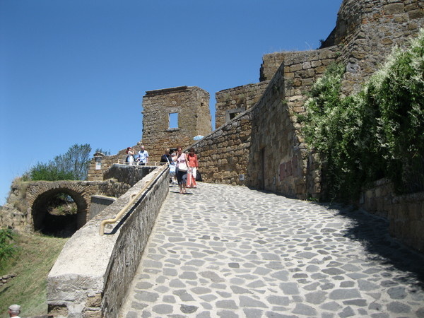 Мост, ведущий  к городу. Фото из личного архива.