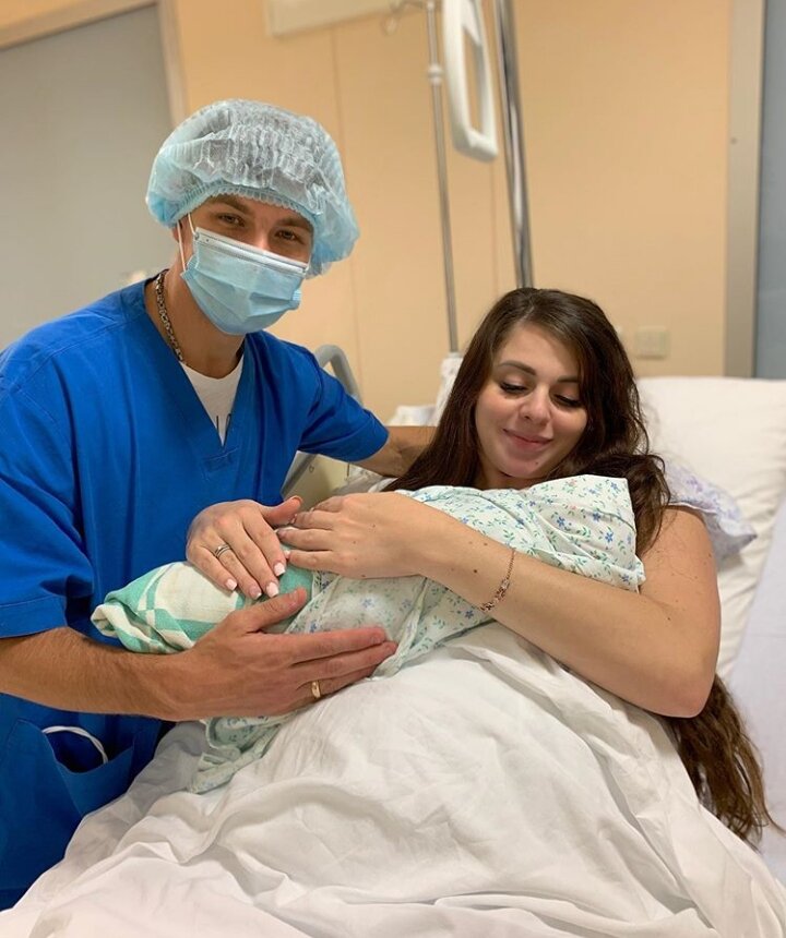 Молодые родители с новорождённной дочерью 