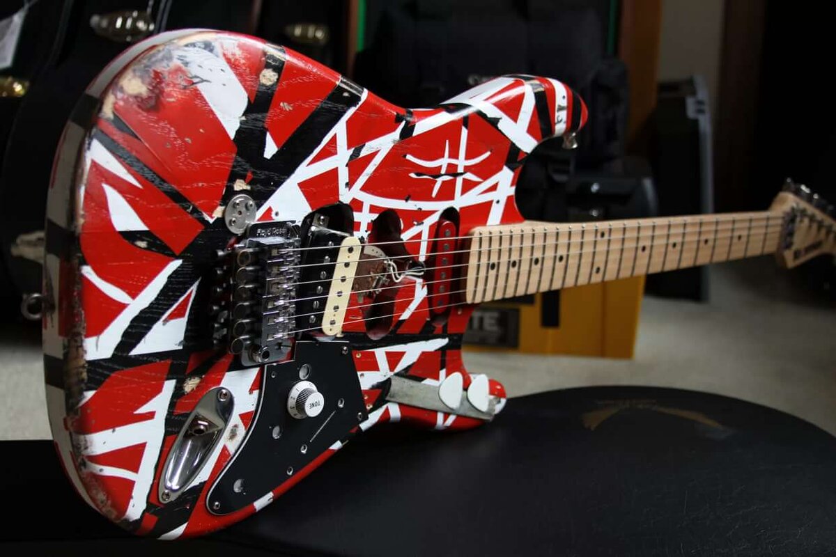 Гитара ван халена. Франкенстрат Ван Хален. Frankenstrat Эдди Ван Халена. Гитара van Halen. Гитара Эдди Ван Хален.