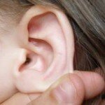  Накопление ушной серы в наружном слуховом проходе уха приводит к образованию ушной пробки. Причины образования ушной пробки: Ушная пробка может образовываться из-за активной работы сальных желез, определенного строения уха, возможно, и как результат слишком частой и активной чистки ушей.