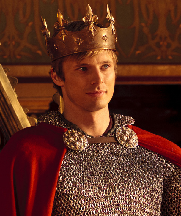 Молодой царь. Артур Пендрагон Мерлин в короне. Брэдли Джеймс Король Артур в короне. Кино Артур Пендрагон. Король Артур портрет.