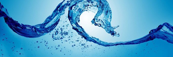 Всем известно, что вода хорошо проводит электрический ток. По этой причине, например, нельзя купаться в грозу, нельзя мокрыми руками работать с электроприборами и так далее. Но проводит ли вода ток на самом деле?На самом деле ток проводит не вода, т.е. не молекулы воды, а различные примеси, содержащиеся в ней, в частности ионы различных минеральных солей. Вода отличный растворитель, поэтому в природе в воде всегда растворено много различных примесей, которые приводят к тому, что вода в натуральном своем состоянии на Земле всегда проводит ток.Но современные технологии, при необходимости, позволяют полностью очистить воду от всех примесей, оставив в ней только молекулы самой воды. Вода, очищенная от примесей, называется дистиллированной. Так вот дистиллированная вода электрический ток почти не проводит, а вместо этого является хорошим диэлектриком. Дистиллированная вода имеет широкое применение в технике, медицине и промышленности и вырабатывается в больших количествах. Её даже можно купить в автомагазинах и аптеках.Однако не стоит слишком сильно полагаться на то, что вода очищена и поэтому не должна проводить ток. Дело в том, что дистиллированная вода требует особого обращения, иначе она очень быстро снова растворит в себе множество примесей и снова станет проводником. Так в быту Вам не удастся слишком долго сохранять воду настолько чистой, чтобы она не проводила ток.Всё это означает, что меры безопасности при работе с электрическими приборами и устройствами по-прежнему нельзя нарушать. Помните, что та вода, которую Вы можете встретить в обычной жизни, всегда обладает примесями и потому является хорошим проводником электрического тока. 