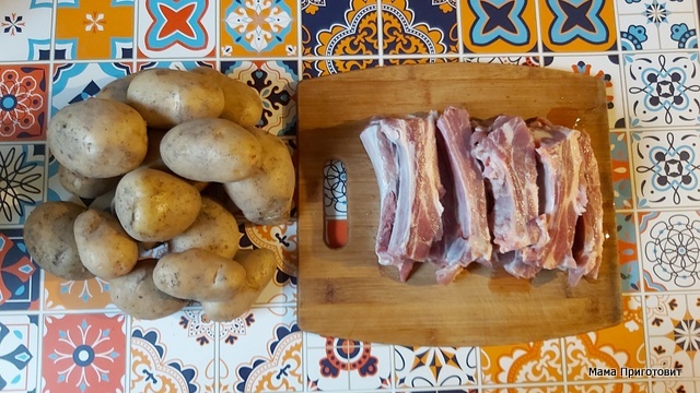 Картофель и свиные рёбрышки.