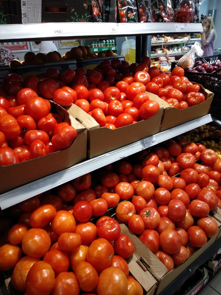 Сколько стоит помидоры в магазинах. Помидоры в магазине. Помидоры на рынке. Помидоры в супермаркете. Помидоры в Пятерочке.