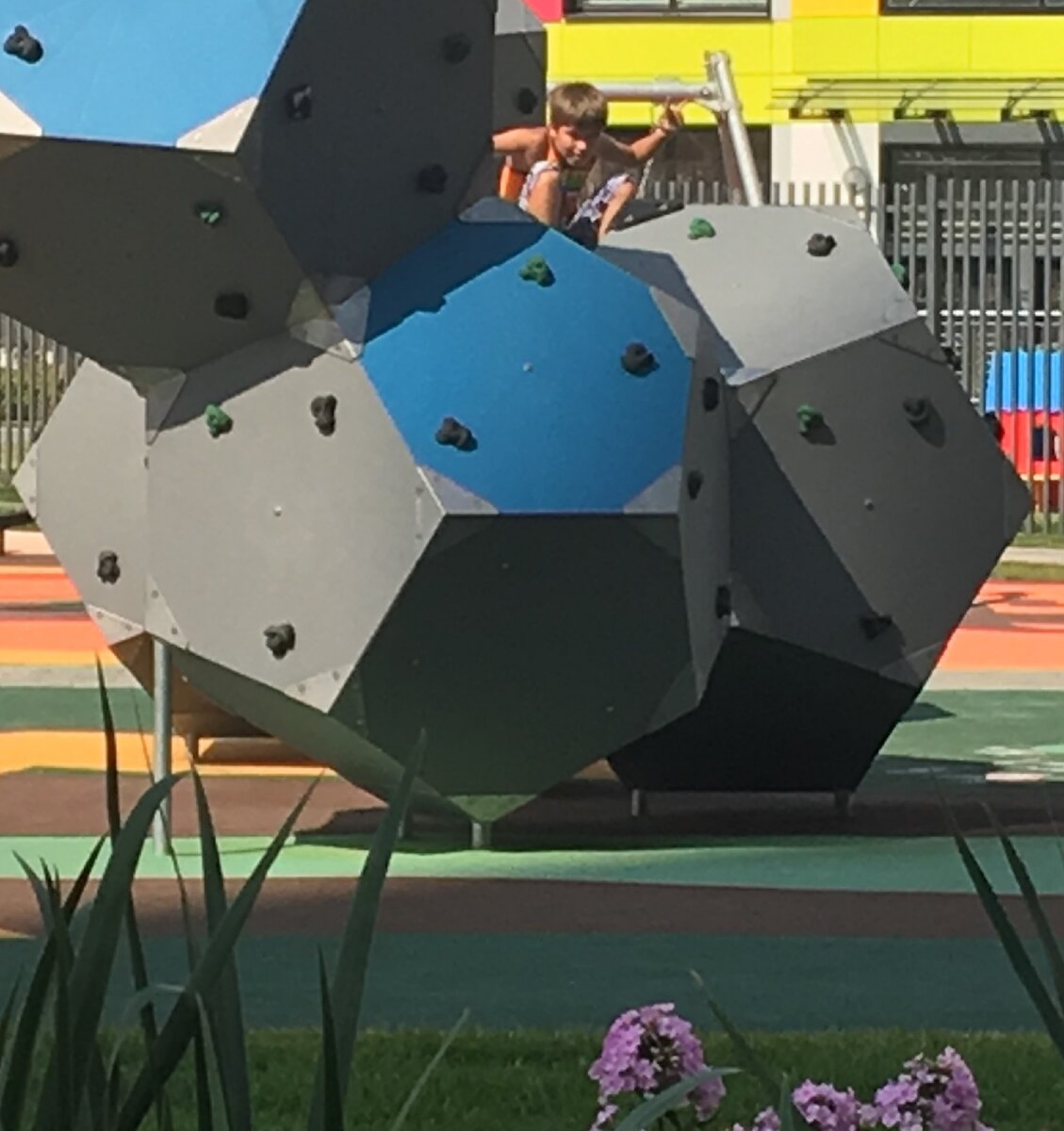 Залезать высоко тоже разрешать тоже жутко страшно. Фото автора канала "Мама в бигуди" https://zen.yandex.ru/rastimdetej