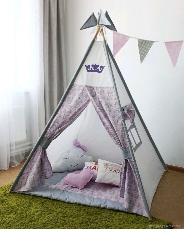  Кому из нас не хотелось в детском возрасте своего любимого уголка, куда можно спрятаться от взрослых? У нас были шалаши из стульев, накрытых одеялами или простынями. А перед сном приходилось разбирать чуть ли не со слезами это сооружение. Как сделать вигвам для детей своими руками - мастер-класс

В наше время кто-то подхватил идею разборного домика, и многие стали делать вигвамы для детей сами. Попробуем и мы, используя готовые выкройки. Такой домик подойдёт и для детской фотосессии, если его немного приукрасить. Вот выкройка домика. Здесь показан правильный раскрой и сколько ткани нужно для вигвама. Сторона 4 (1) и сторона 4 (2) сшиваются только сверху – это вход. 