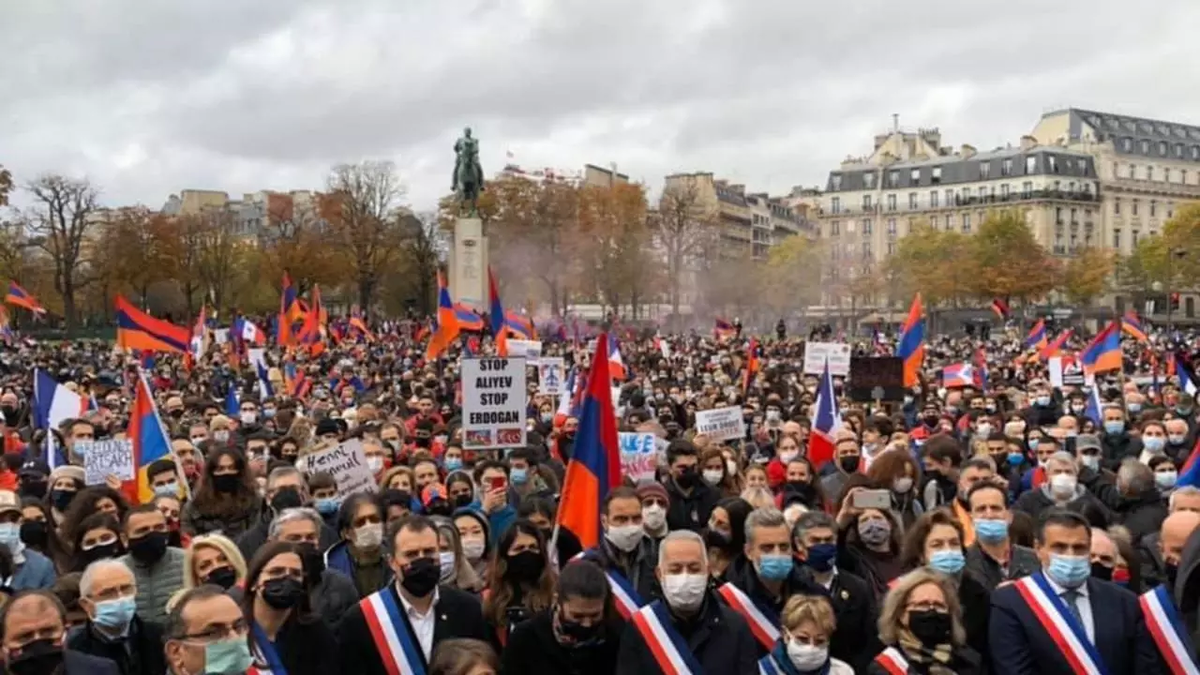 Марш прошел от Трокадеро до набережной Орсе, где находится МИД Франции. © CCAF/Facebook