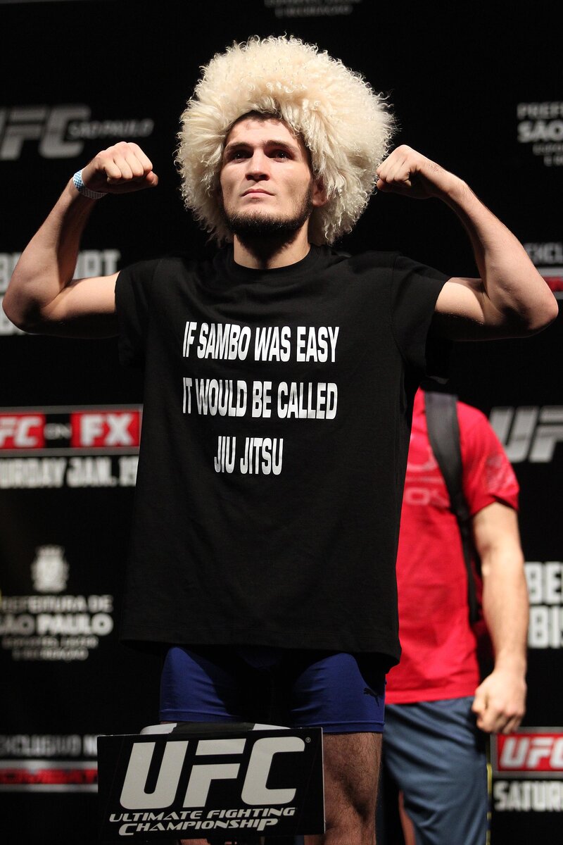 Чемпион UFC в лёгком весе Хабиб Нурмагомедов оскорбил президента Франции Эмманюэля Макрона. Напомним, конфликт Франции с исламским миром начался после того, как Макрон высказался за то, чтобы в стране и дальше публиковались и демонстрировались карикатуры на пророка Мухаммеда. Политик сделал соответствующее заявление после того, как во Франции был убит школьный учитель, который рассказывал ученикам о подобных карикатурах. 