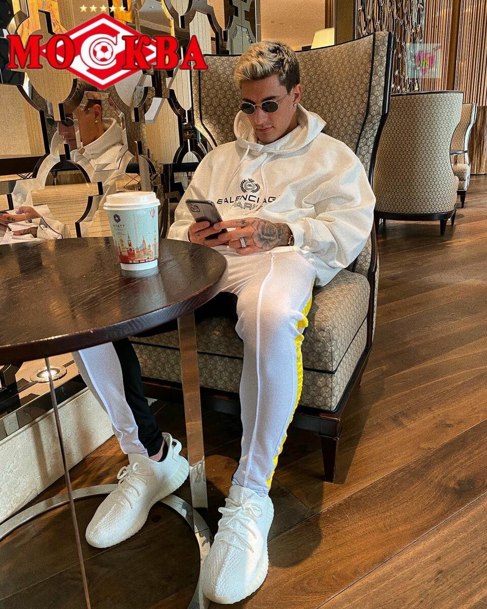 Норманн - модный парень) Как думаете, красный ему к лицу?)