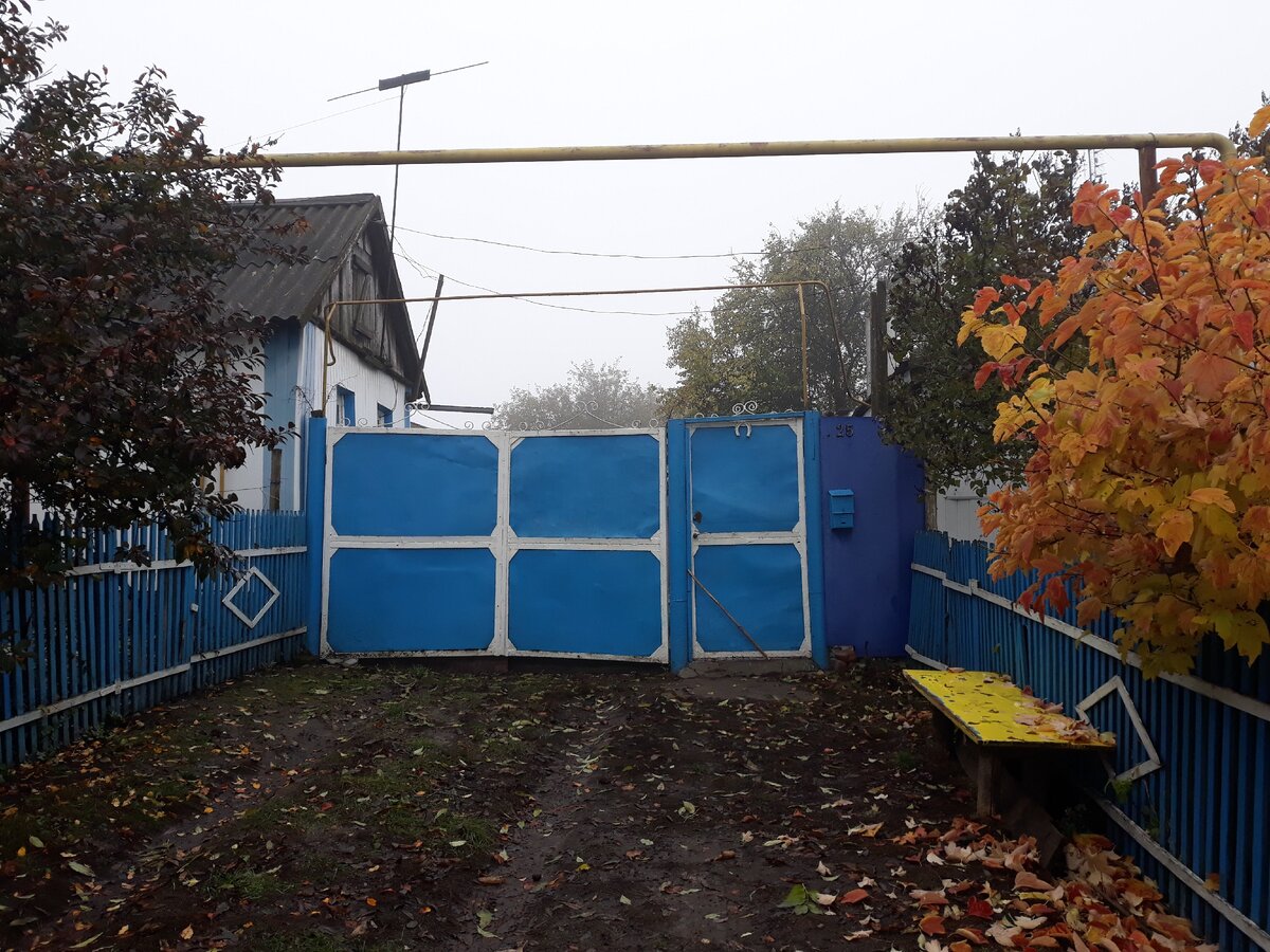 
Сейчас уже редко кто поймёт, чем связаны продемонстрированная фотография и название к этой статье, но есть старожилы сельской жизни, которые сразу скажут, что дело в палочке, заботливо расположенной наискосок в дверном проёме калитки. Да, были времена, когда подобный "замок" работал лучше самой современной охранной системы. В это уже верится с трудом, но было время, когда в сознании людей сушествовали моральные рамки, преодоление которых было невозможно, как было не возможно приблизиться к дому, перед калиткой которого стоит палочка, означающая, что хозяева ушли. В детстве я часто встречал подобные "замки" в деревне и недоумевал, что это за конструкция? Однажды, когда я достаточно вырос, дедушка мне объяснил, что это такое. В его словах и в эмоциях была полная уверенность в том, что этот "замок" работает и что, охраняемое палочкой имущество неприкосновенно. Так было. Воровство, как и другие виды преступлений у нас в деревне были громадными исключениями из правила добропорядочной жизни. Со временем, рамки границ морали значительно сузились, а пропорционально этому выросла массивность замков и высота заборов. Ни одна из охранных систем уже не даёт уверенности в сохранности имущества больше, чем палочка перед калиткой. Массивность замков и высота непреодолимых заборов - это проявление разности между необходимым уровнем морали в обществе и существующим. Чем больше заборов, преград, шлагбаумов, зон чипового контроля в бытовой и социальной жизни, тем хуже обстоят дела с моралью в обществе. Это моё частное наблюдение, возможно с совершенно неверными выводами, но когда я вижу, что вокруг новых "элитных" жилых комплексов возводятся непреодолимые заборы с охраняемыми круглосуточно КПП, когда все учреждения последовательно закрываются КПП с чиповым контролем, когда ещё не достроенный дом в частном секторе оборудуется охраннной системой, мне кажется, что мы всё дальше и дальше уходим от достигнутого нашими предками уровня морали как личности, так и общества.