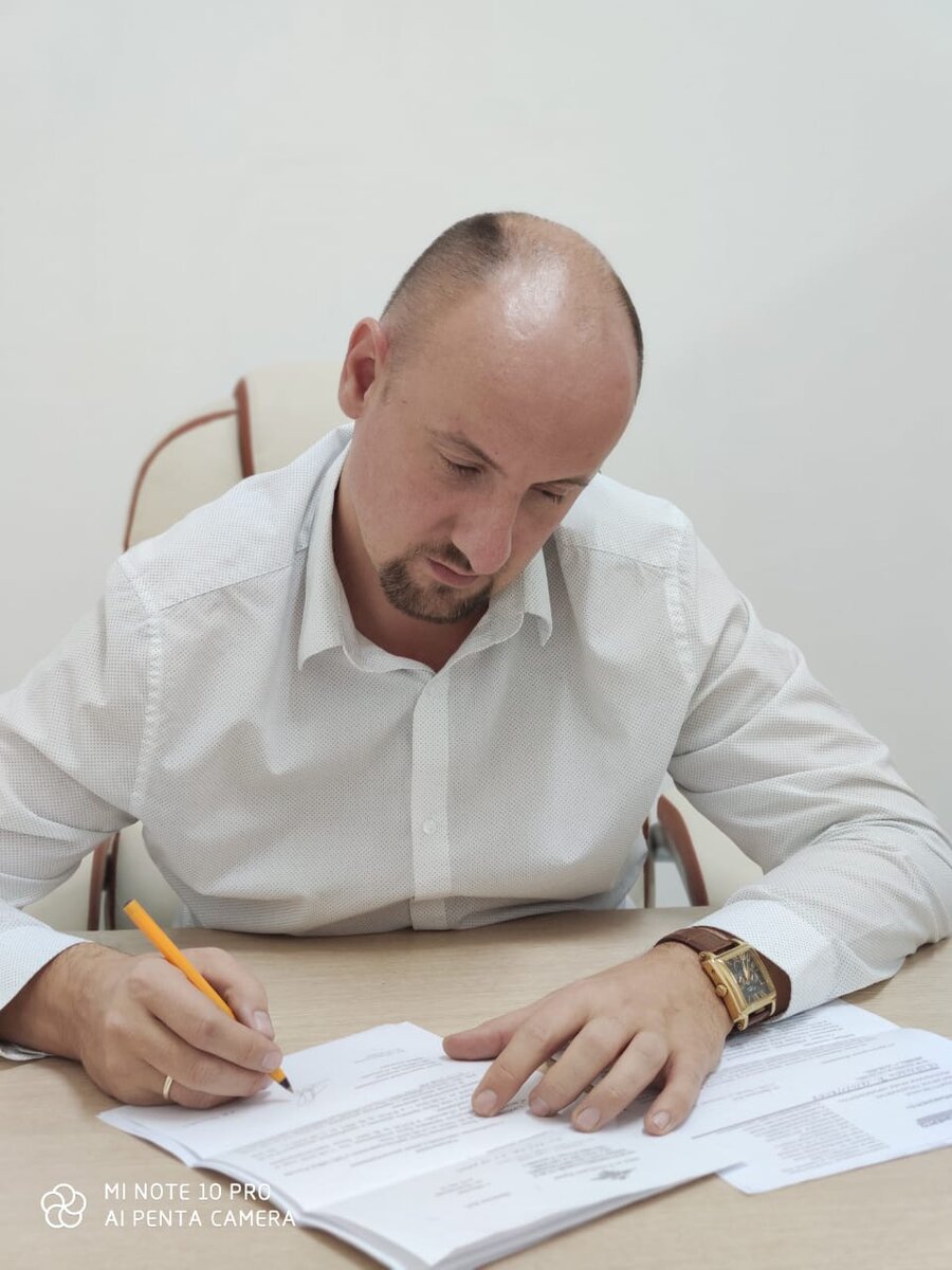Меня зовут Денис Данилов. Я руководитель юридического центра "Защитник". Обращайтесь! Будем вам рады.