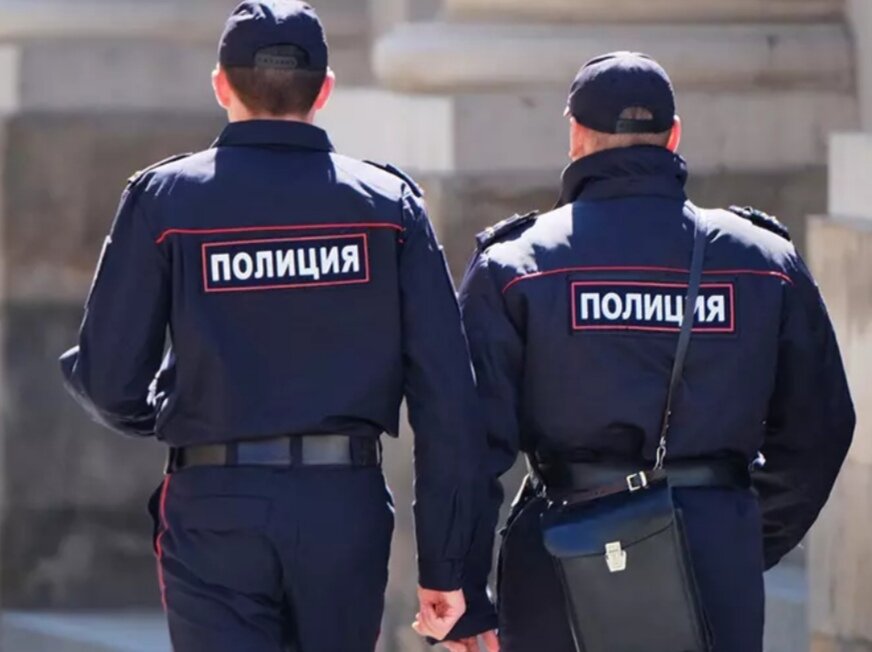 Служители закона при исполнении.