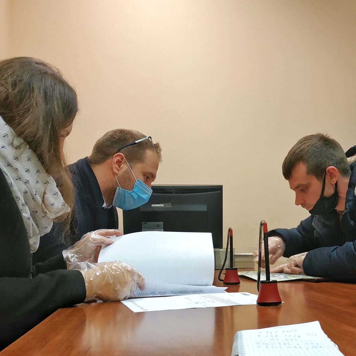 Первая минута сделки. Все ещё чужие