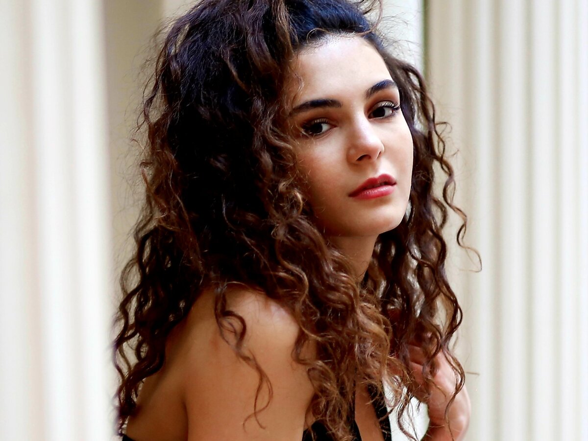 Очаровательные кудрявые актрисы турецкого кинематографа | Много сериалов |  Дзен