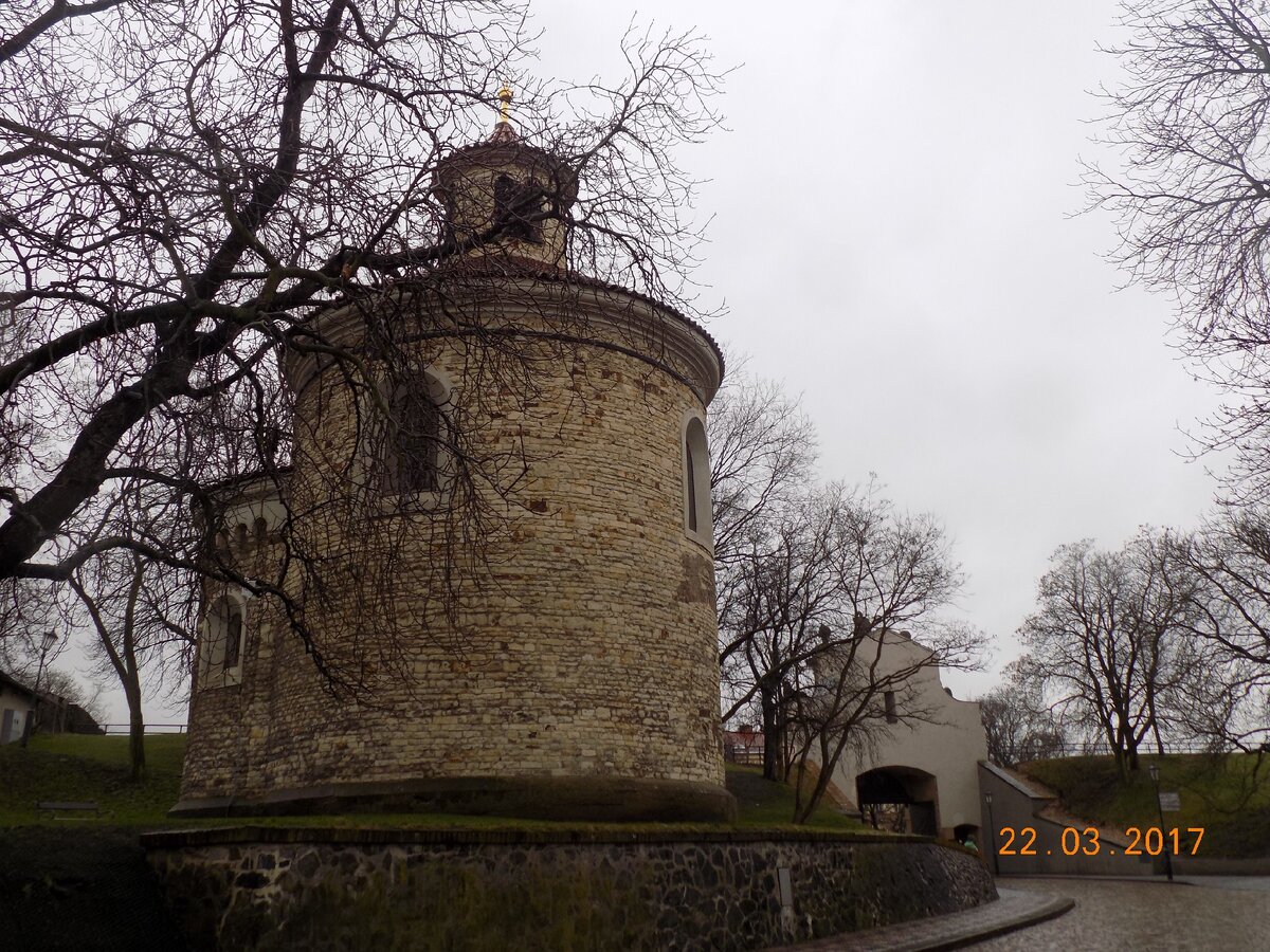 Ротонда св. Мартина - одно из старейших зданий Вышеграда и Праги. Она построена примерно в XI веке (фото из личного архива)