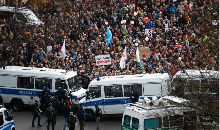 Демонстранты принимают участие в акции протеста против ограничений правительства в отношении коронавирусной болезни (COVID-19), проходящей у Бранденбургских ворот в Берлине
