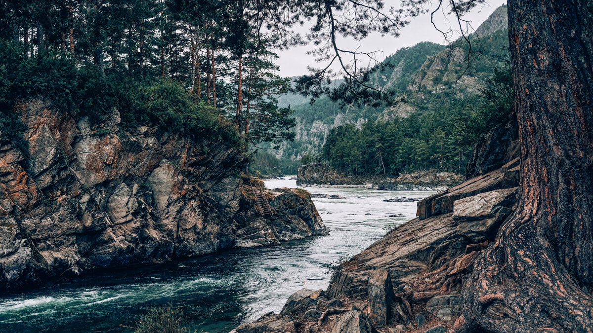 Крутой вид на реку и скалы рядом