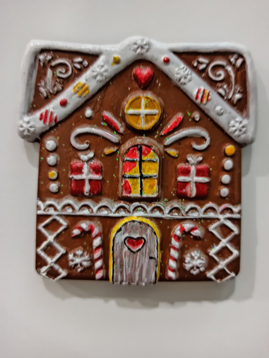 Такой "Дом-печеньку" может сделать каждый. Для этого не надо обладать какими-то определенными навыками.