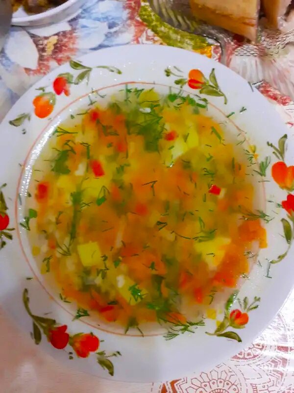 Суп яркий не от специй. Это натуральный цвет от овощей