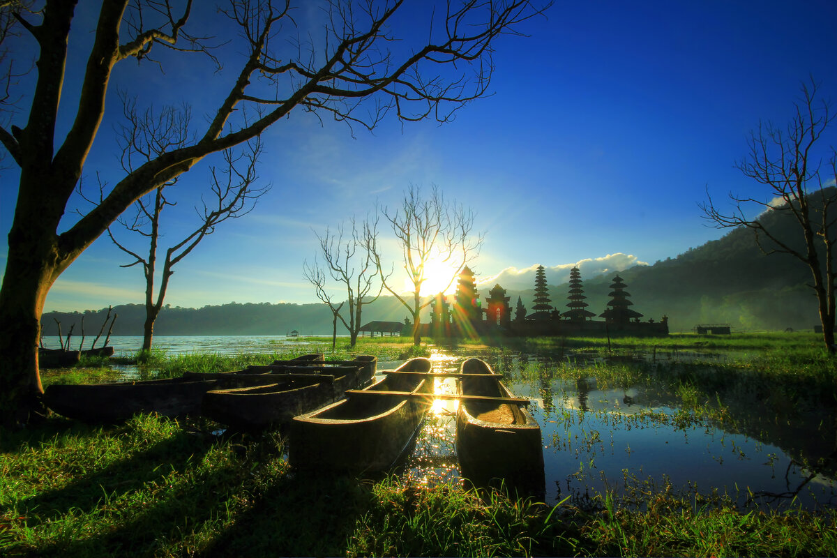 Источник: https://upload.wikimedia.org/wikipedia/commons/2/2d/Danau_Tamblingan.jpg