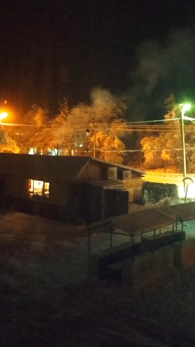 В магазине топят печь