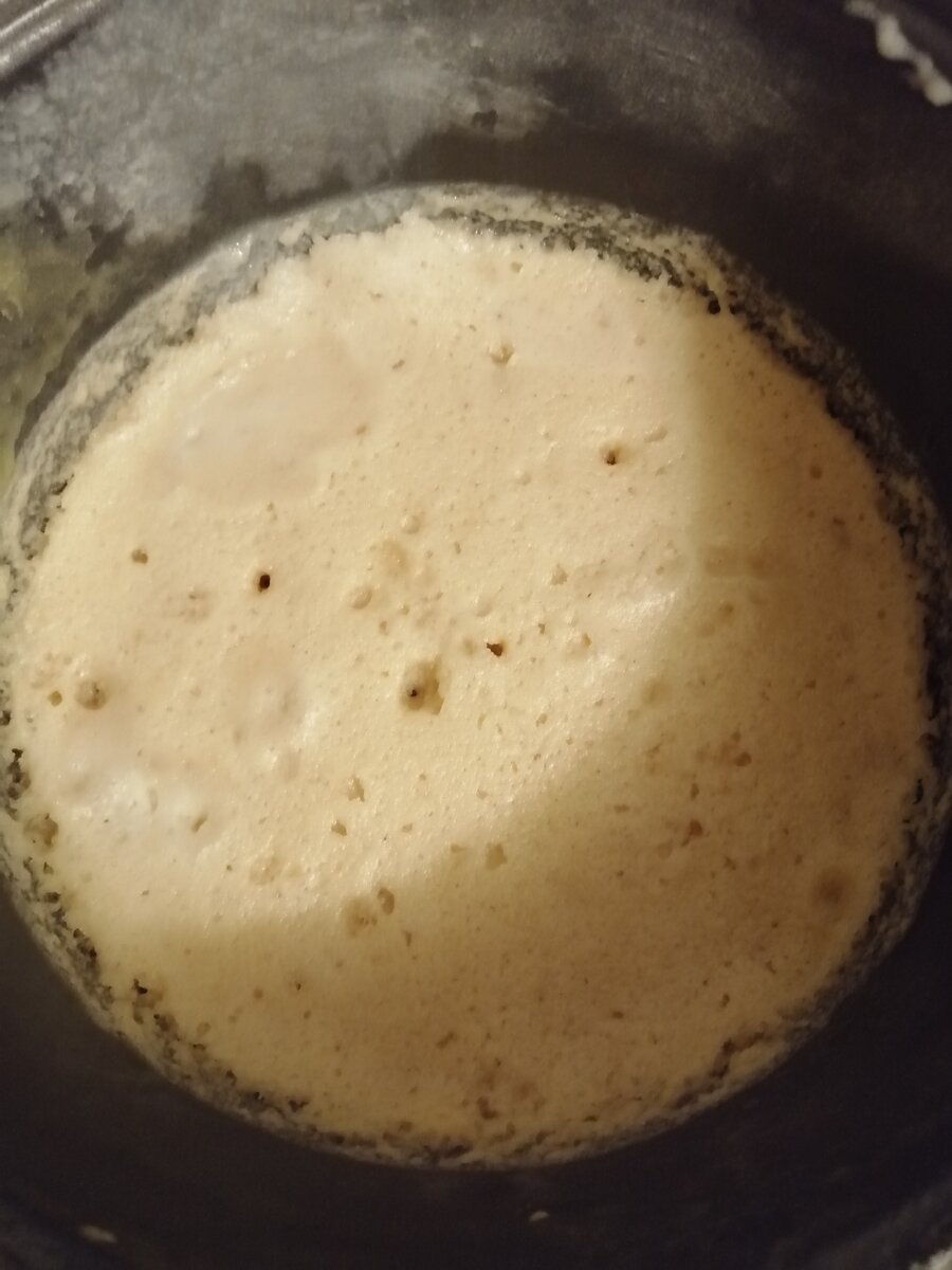 Если дотронуться, тесто остаётся на пальцах