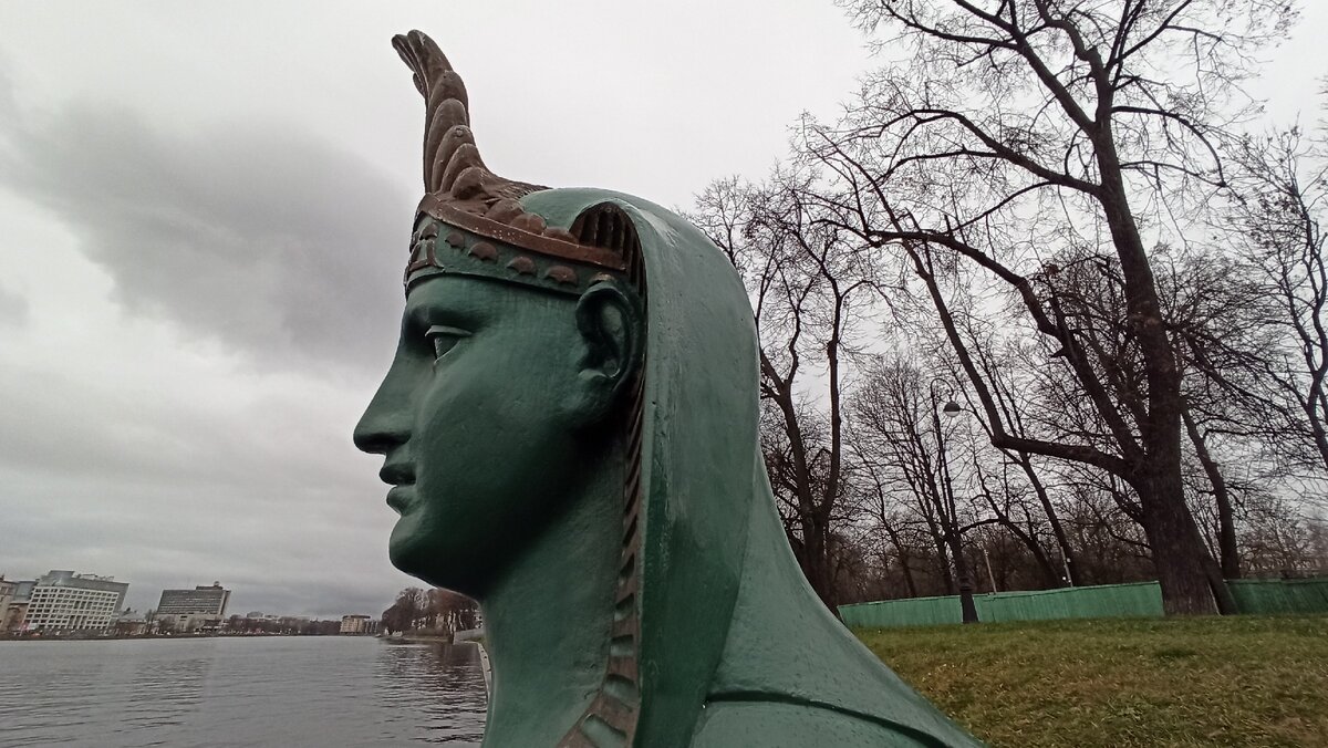 Один из сфинксов у спуска к воде