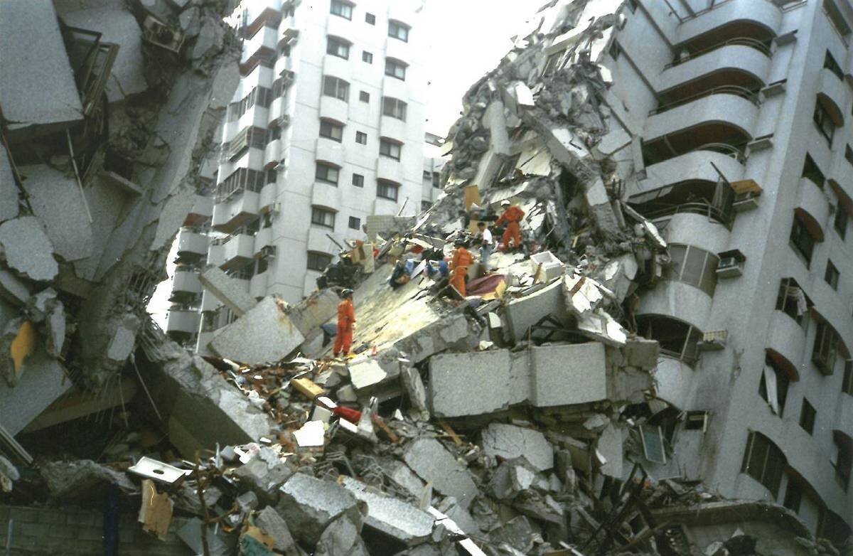 Землетрясения 17. Тайвань 1999. Ялова землетрясение 1999. Землетрясение на Тайване. Землетрясение панельный дом.