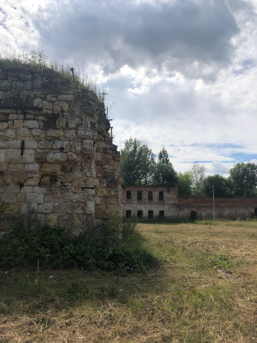 Доменная печь (слева) и корпус игольного завода