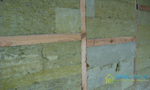 
Внутренняя стена утепленная прессованной минеральной ватой.