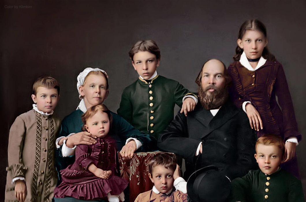 Семья Ульяновых (фото 1879 года). Стоят (слева направо): Ольга (8 лет), Александр (13 лет), Анна (15 лет). Сидят (слева направо): Мария Александровна (44 года) c дочерью Марией (1 год) на руках, Дмитрий (5 лет), Илья Николаевич (48 лет), Владимир (9 лет). 