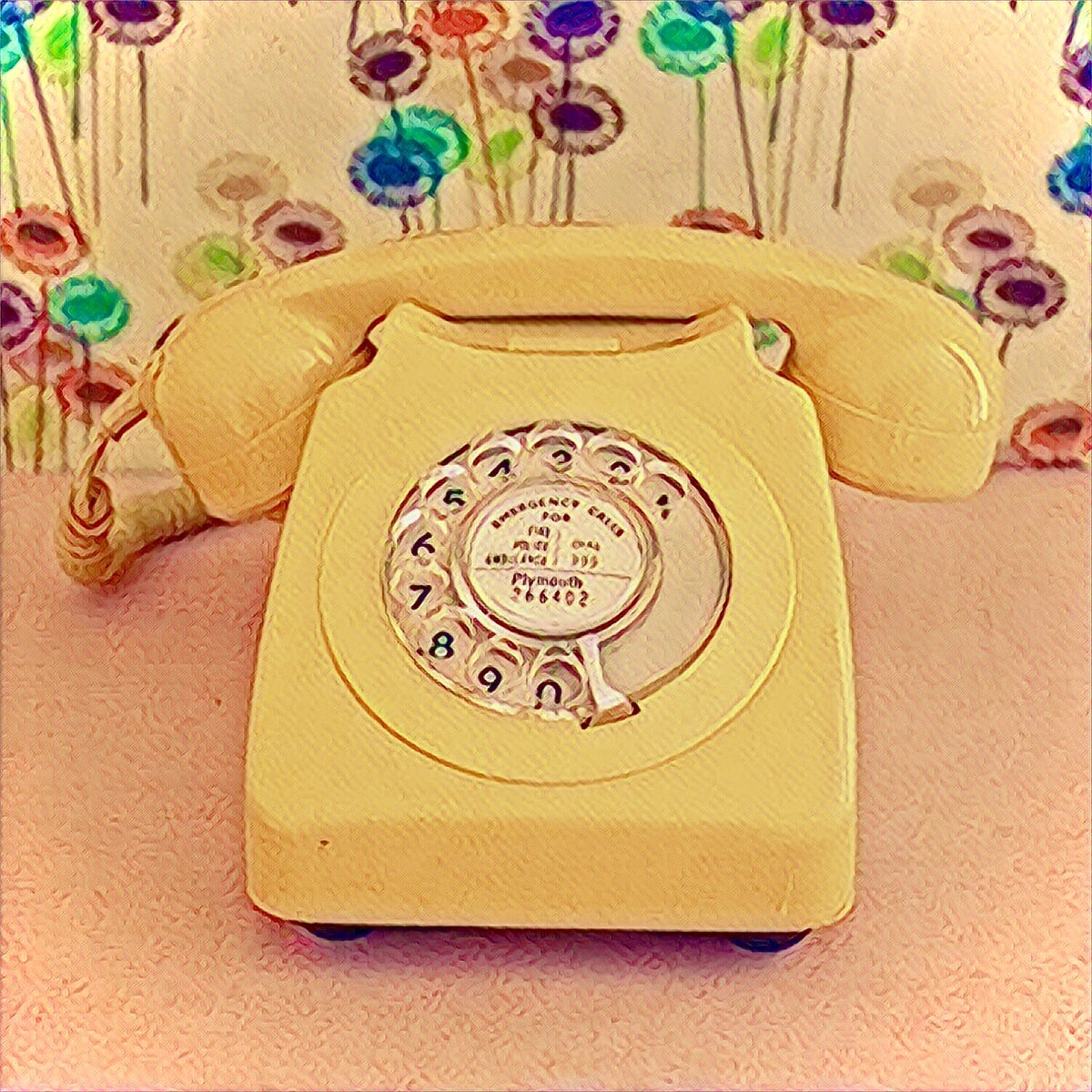 Искренне считаю, что резинки-провода изобрела та девушка, которая разрешила себе прекратить ждать его звонки