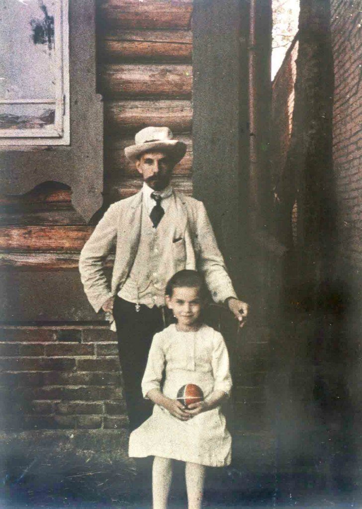 Н.Н. Фосс с девочкой (воспитанницей?), 1912. https://vk.com/club69097121