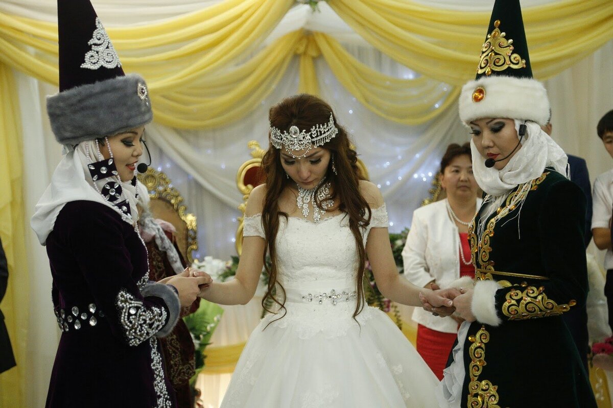 Свадьба у казахов. Казахская традиция кыз узату. Казахская свадьба беташар. Казахская свадьба узату.