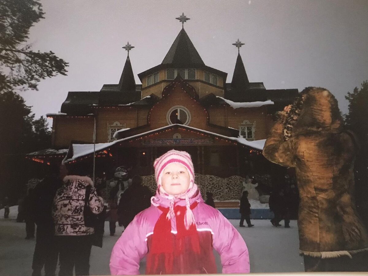 Довольный ребёнок в Вотчине Деда Мороза. Темнеет в январе быстро, но в сумерках все выглядит ещё более сказочно! Фото Сергея Кудрявцева 