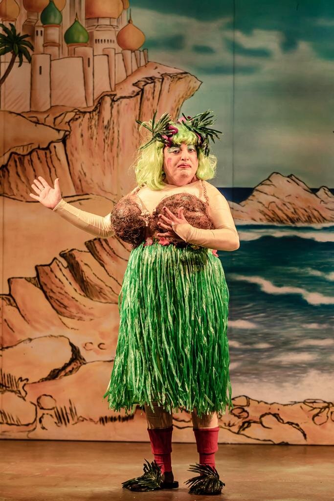 Пантомима «Питер Пен». Дама - мама пирата. Фото google.co.uk