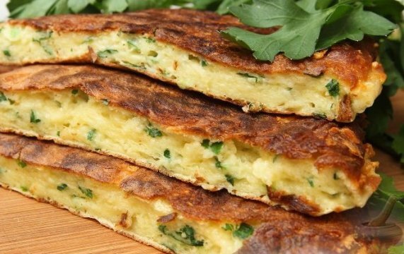 Быстрое, вкусное и сытное блюдо за 10 минут! Ленивое хачапури или сырная лепешка на сковороде - настоящая палочка-выручалочка для любой хозяйки! Попробуйте, и не пожалеете!