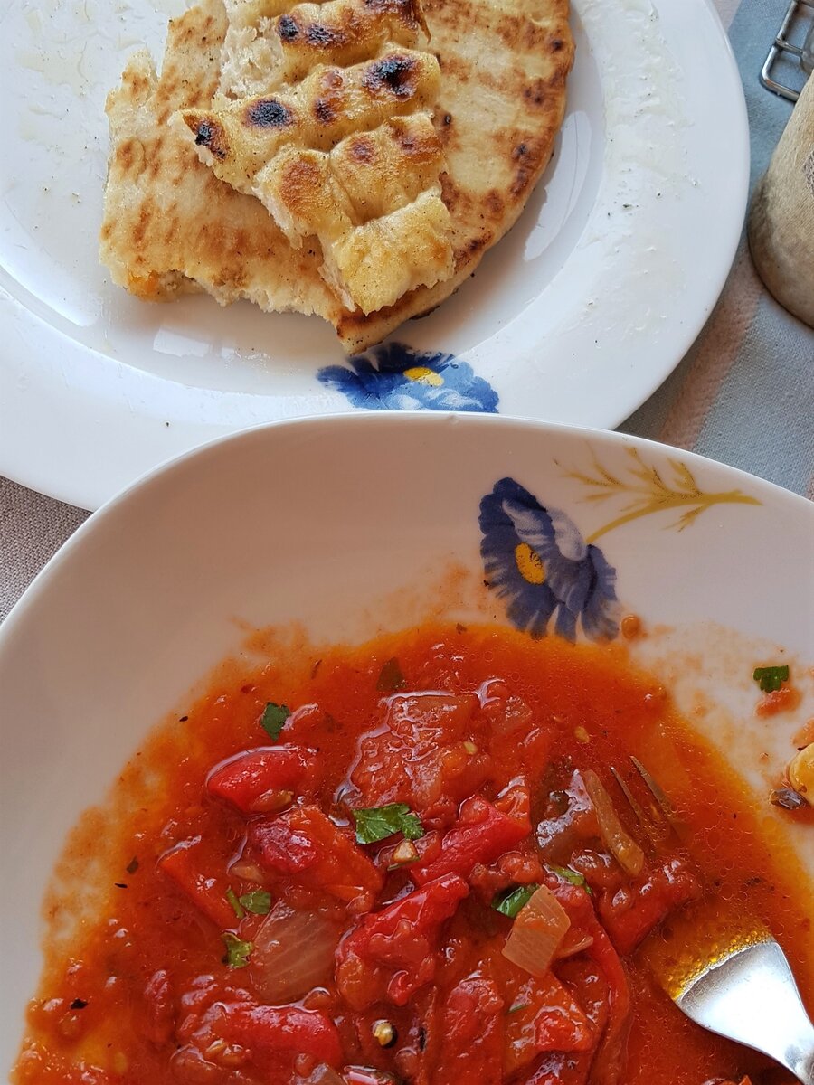 Болгарский вариант Лечо мне принесли еще горяченьким, мммм😍